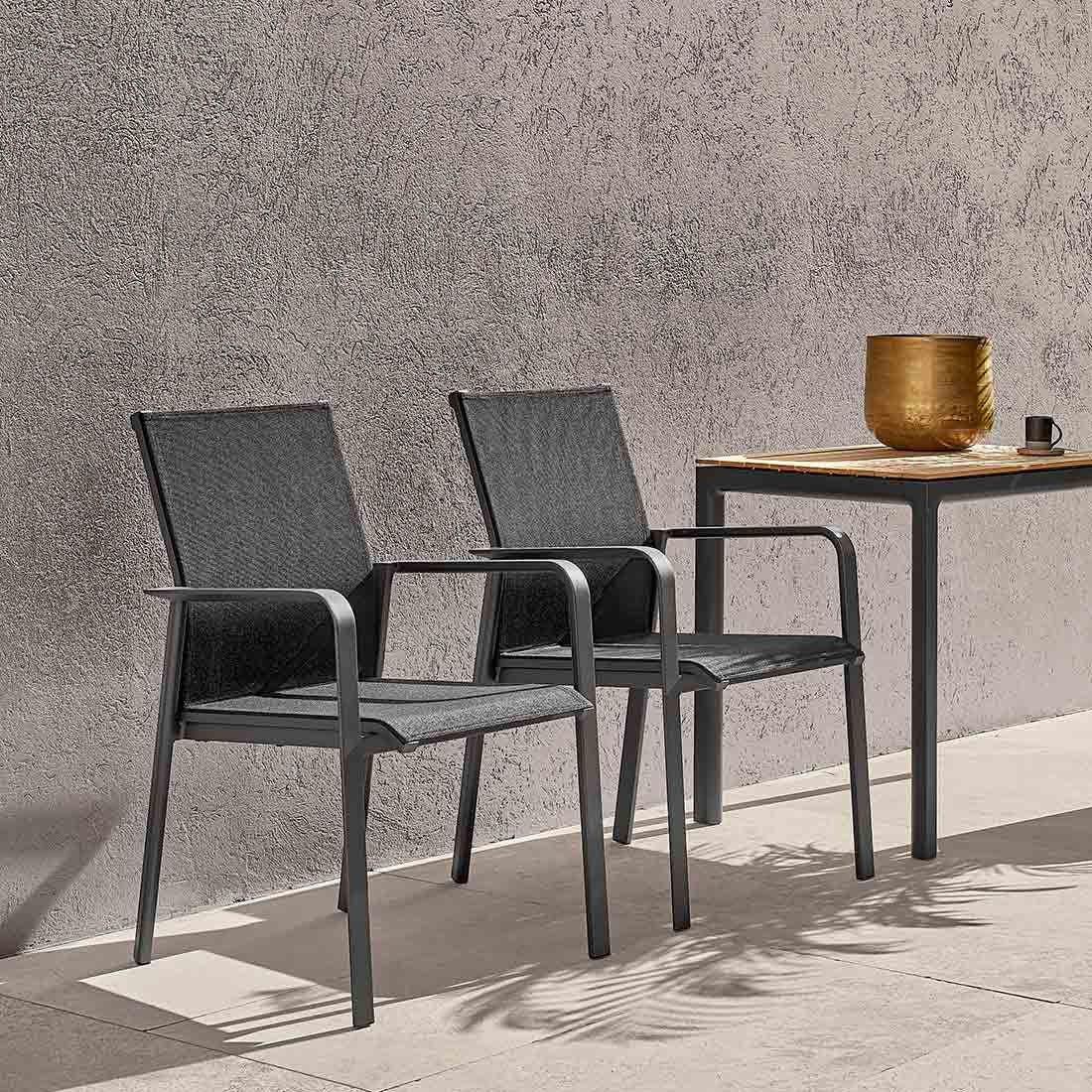 Stabelstol ute Breeze aluminium/textilen 58x65 cm vist med sollys