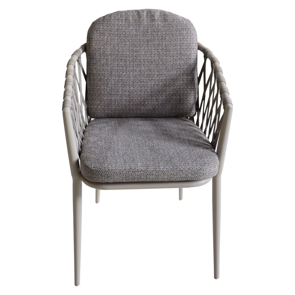 Montert Stabelstol ute Cairns aluminium med puter på terrasse