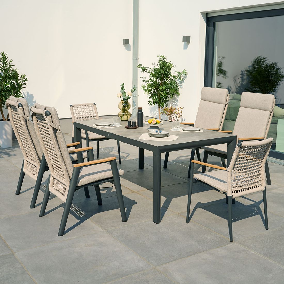 Stabelstol ute Cortina aluminium med sittepute pakket for levering