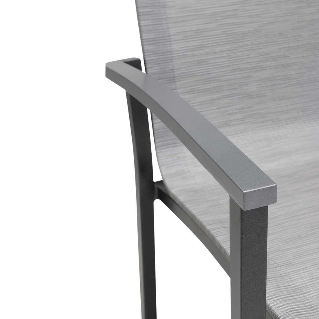 Nærbilde av aluminiumramme på Stabelstol Evoee aluminium/textilen 56x65 cm - Stern