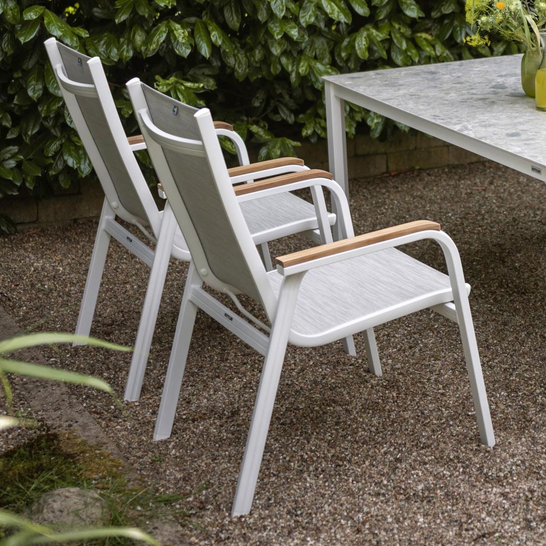 Stabelstol med armlener Granada aluminium/textilen - Kettler bakside