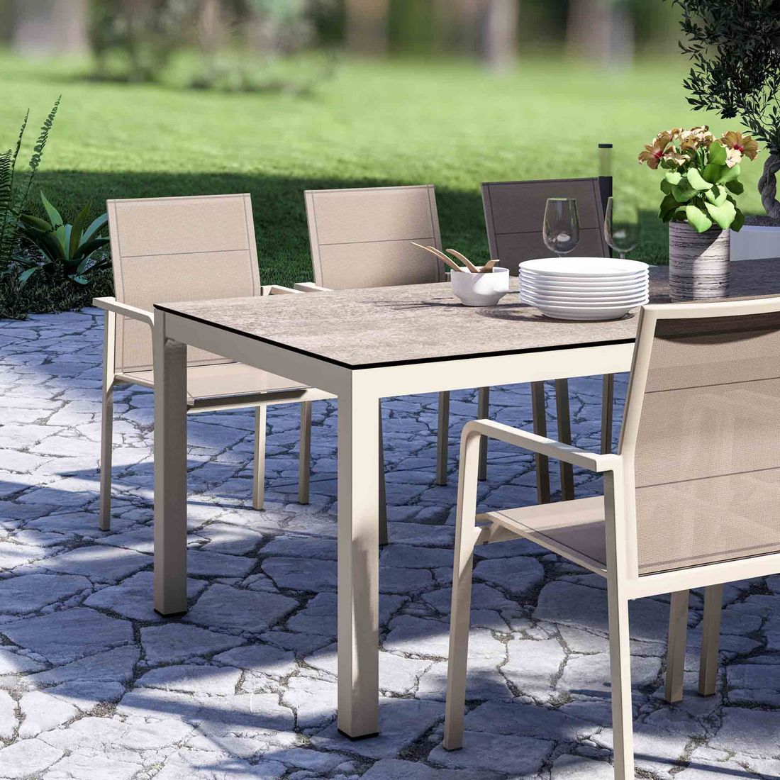 Montert Stabelstol med armlener Bee aluminium/textilen - Zebra på terrasse