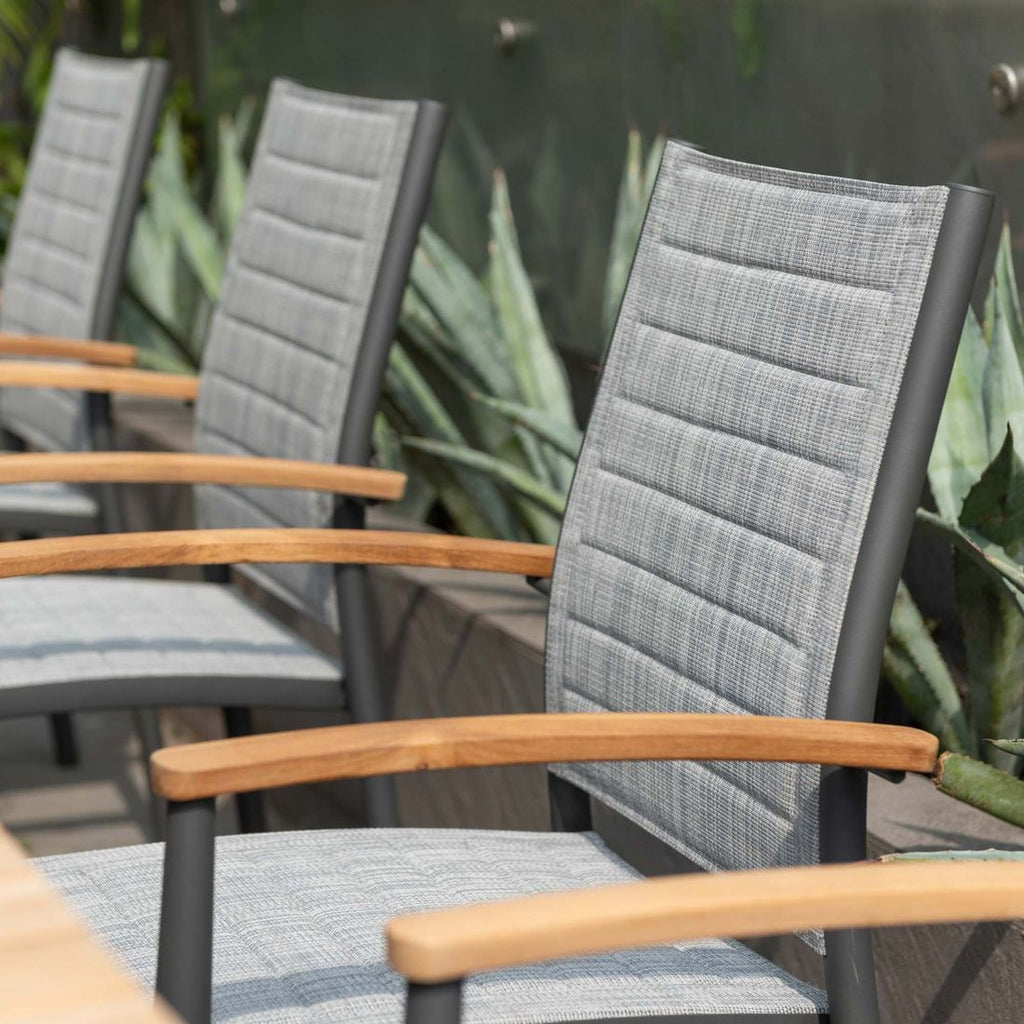 Montert stabelstol med armlener Topaz aluminium/textilen på terrasse