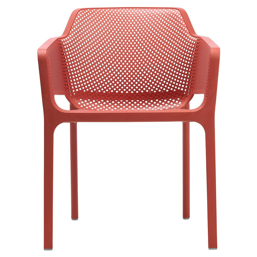 Stabelstol Net plast korall 60,5x58,5 cm montert på terrasse