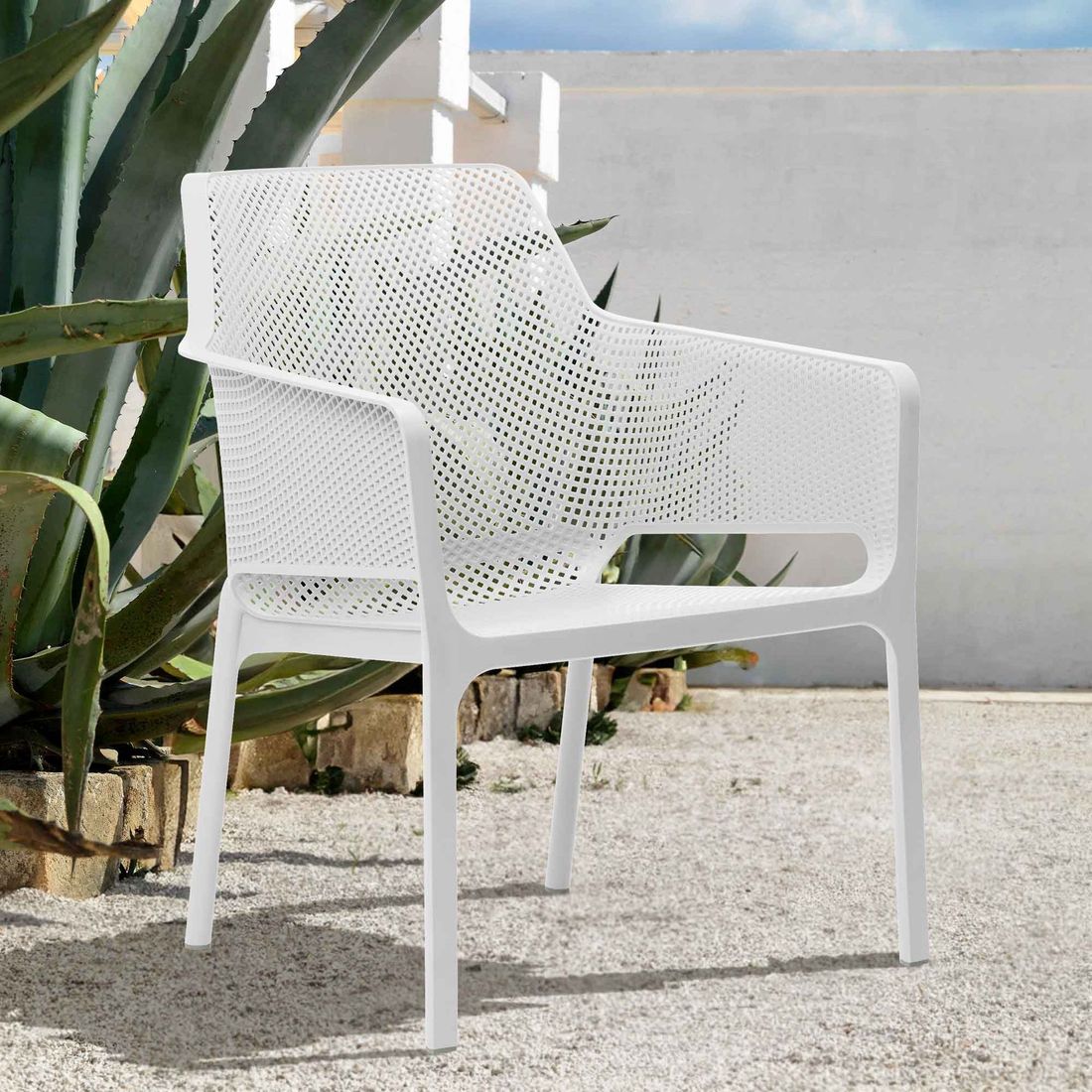 Stabelstol ute Net Relax plast hvit 67x71 cm - Nardi montert på terrasse