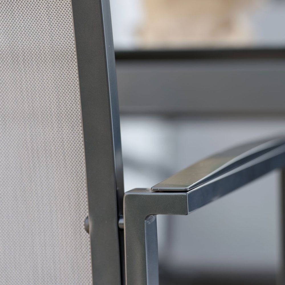 Detalj av tekstilene på Stabelstol New Levanto aluminium/textilen 57,5 cm