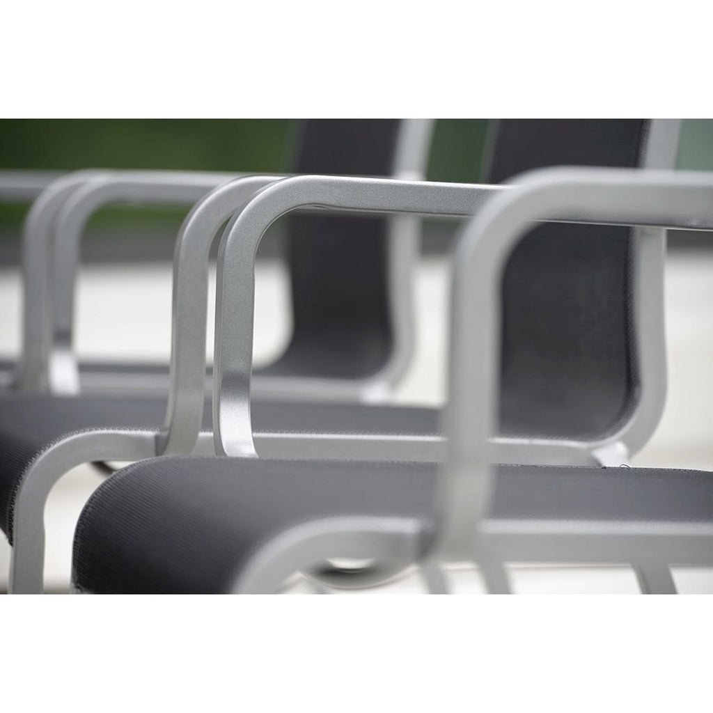 Nærbilde av tekstilene sete på Stabelstol med armlener Oskar aluminium/textilen - Stern