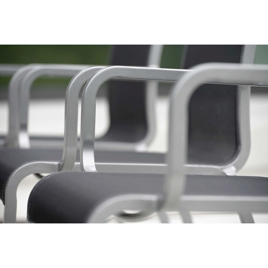 Nærbilde av tekstilene sete på Stabelstol med armlener Oskar aluminium/textilen - Stern