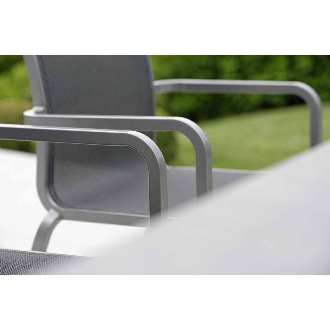 Montert Stabelstol med armlener Oskar aluminium/textilen - Stern på terrasse