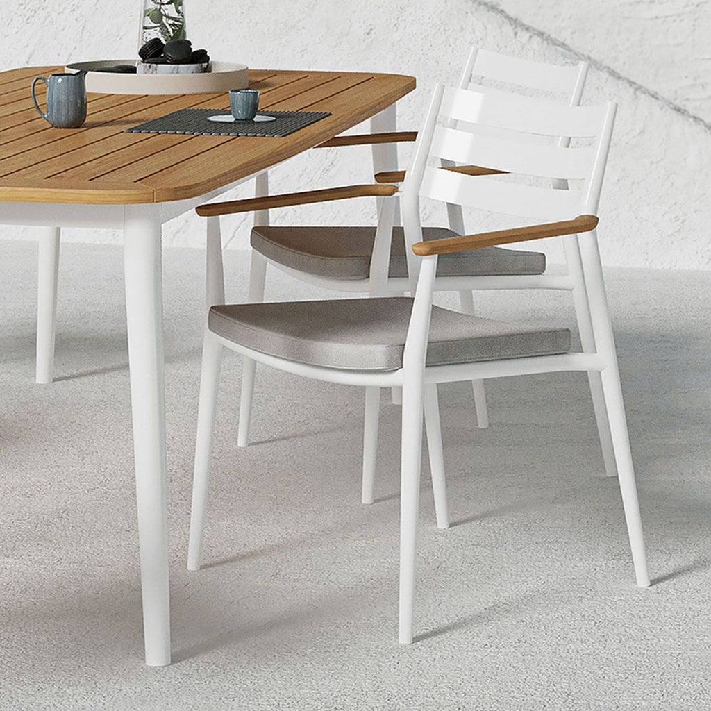 Stabelstol ute Pia aluminium med sittepute hvit - montert på terrasse