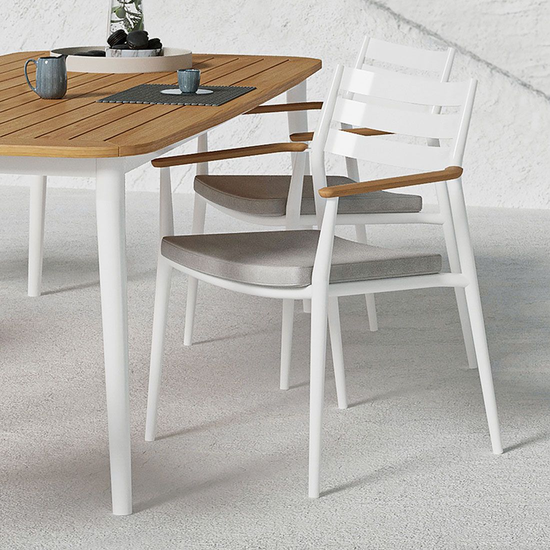 Stabelstol ute Pia aluminium med sittepute hvit - montert på terrasse
