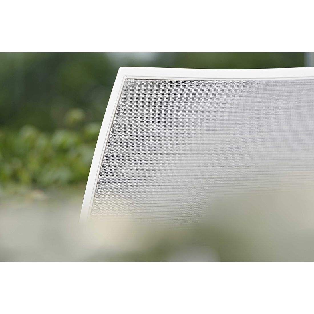 Nærbilde av sete på Stabelstol Skelby aluminium/textilen