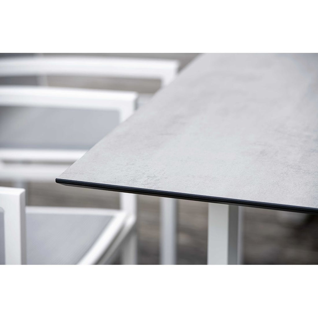Stabelstol Skelby aluminium/textilen på balkong