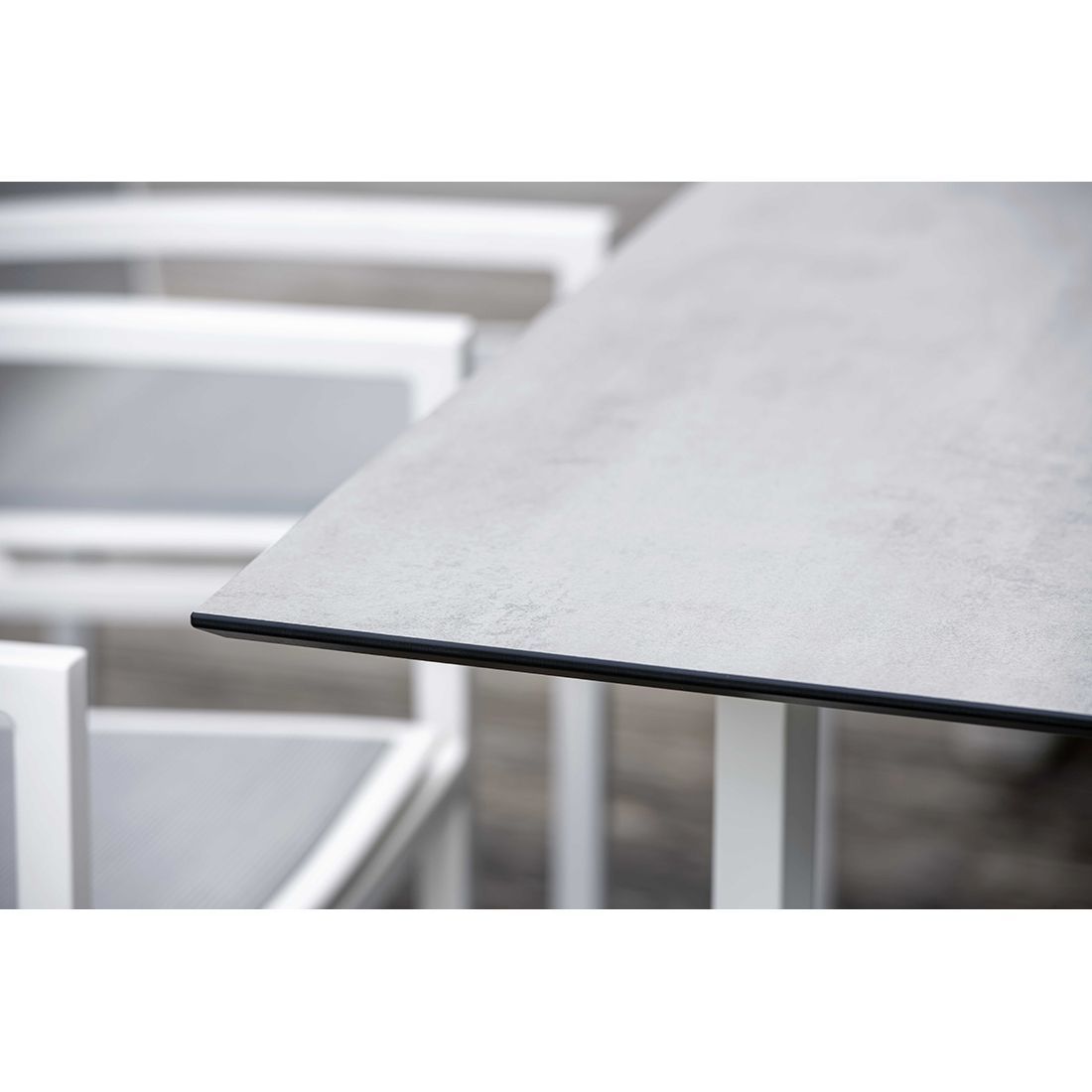 Stabelstol Skelby aluminium/textilen på balkong