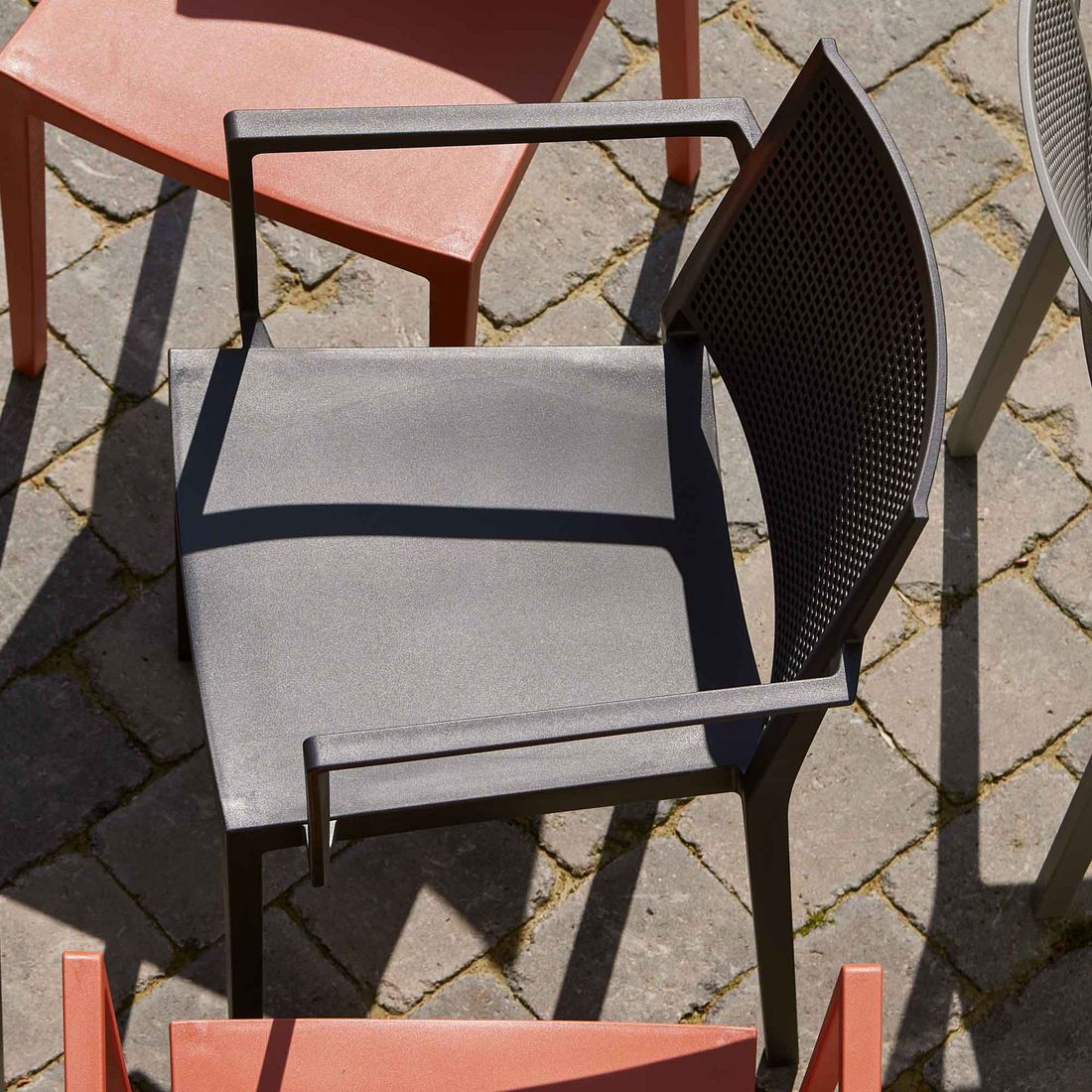 Stabelstol ute Square plast antrasitt 54x56 cm bakside