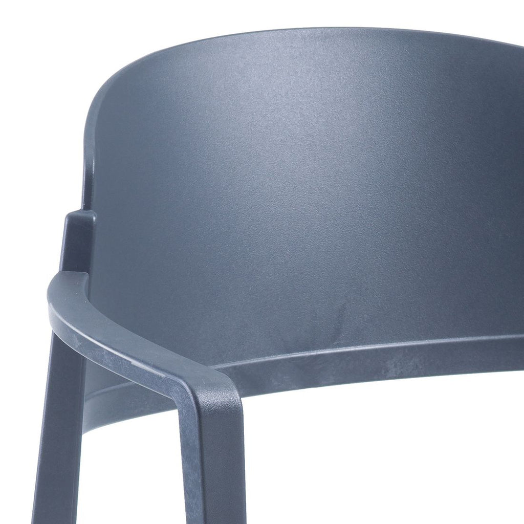 Montert Stabelstol ute Abuela B plast 58x52,5 cm grå på terrasse