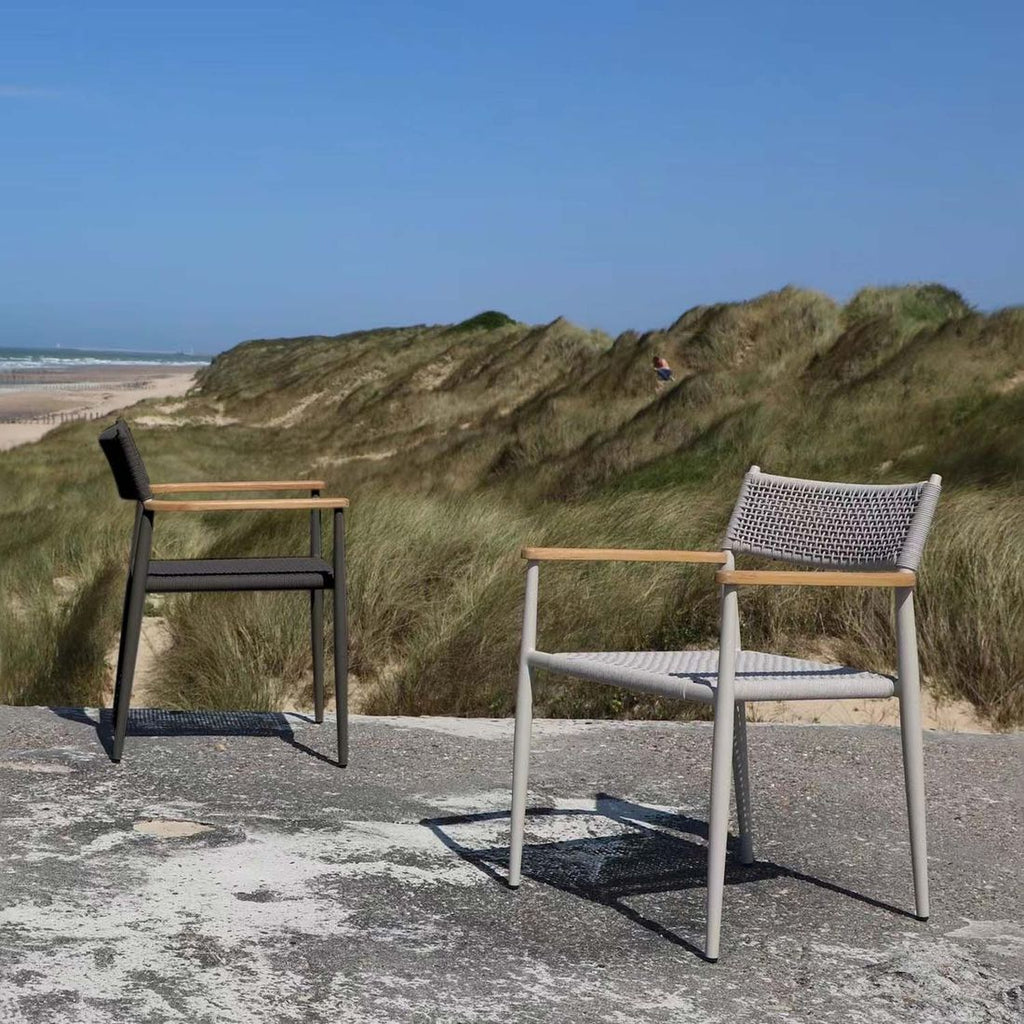 Nærbilde av armstøtte på Stabelstol ute Ant aluminium tau hvit sand Zebra