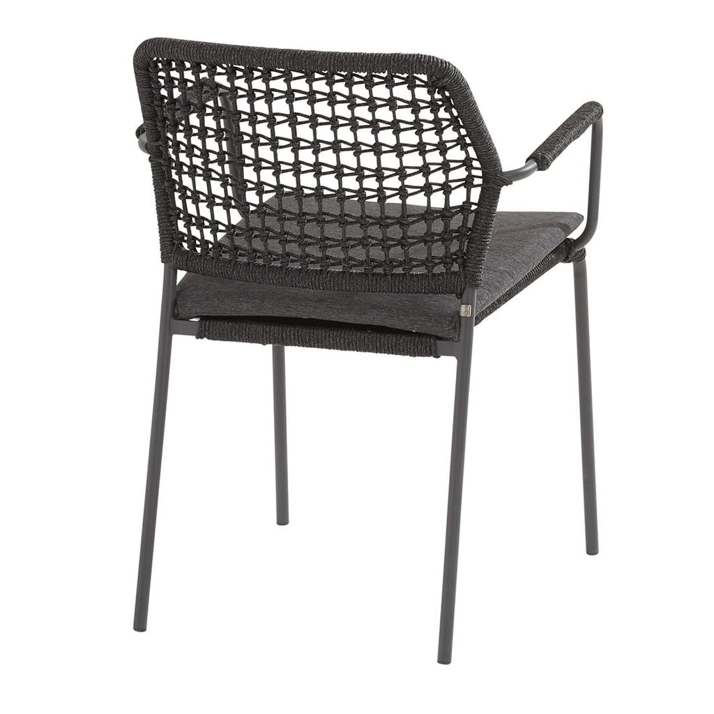 Montert Stabelstol ute Barista aluminium/tau antrasitt på terrasse