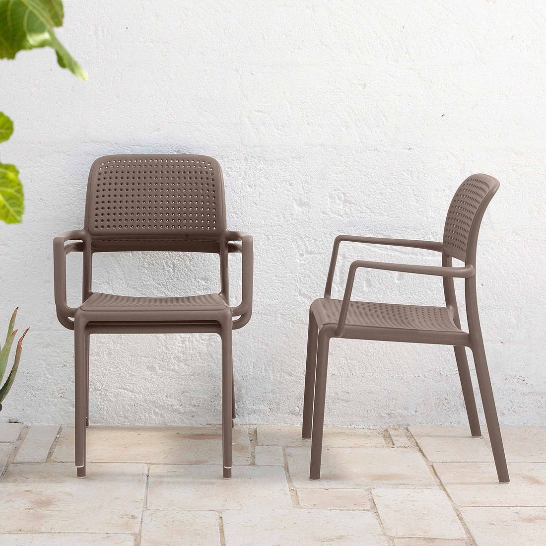 Stabelstol ute Bora med armlener plast 59x59 cm bakside