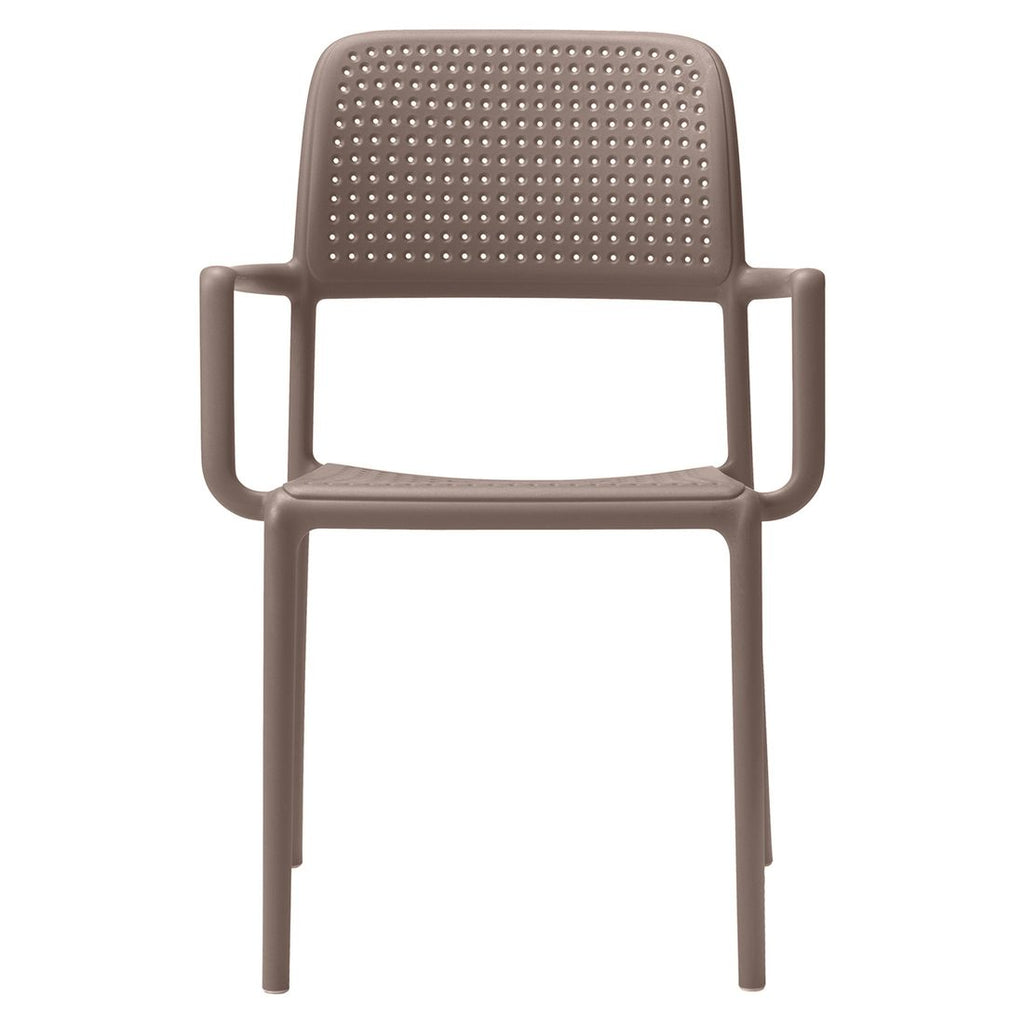 Montert stabelstol ute Bora med armlener plast 59x59 cm på terrasse