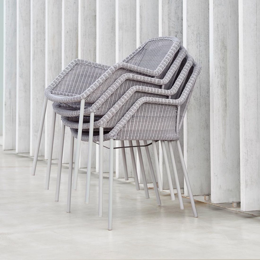 Detalj av polyrattan på stabelstol ute Breeze stål/polyrotting hvit grå
