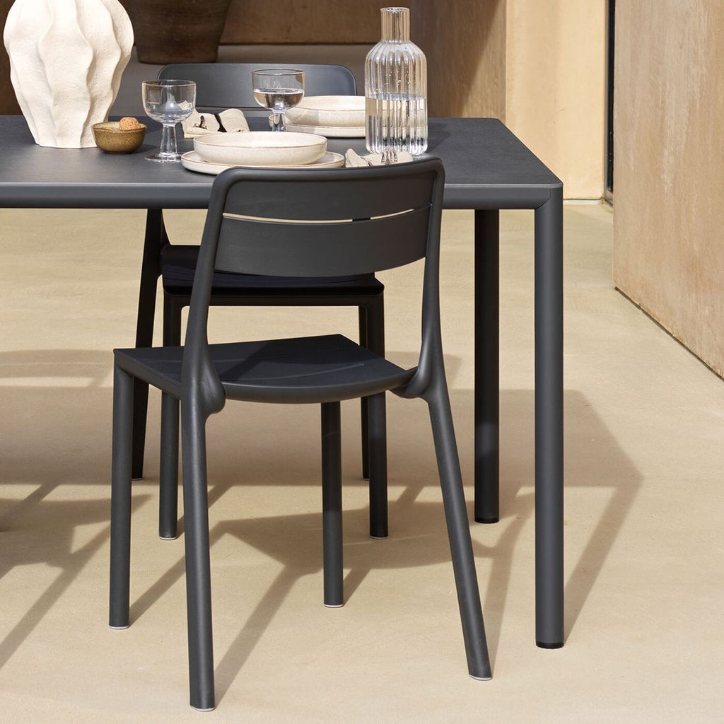 Stabelstol ute Cassia plast 49x50 cm Nardi montert i hage