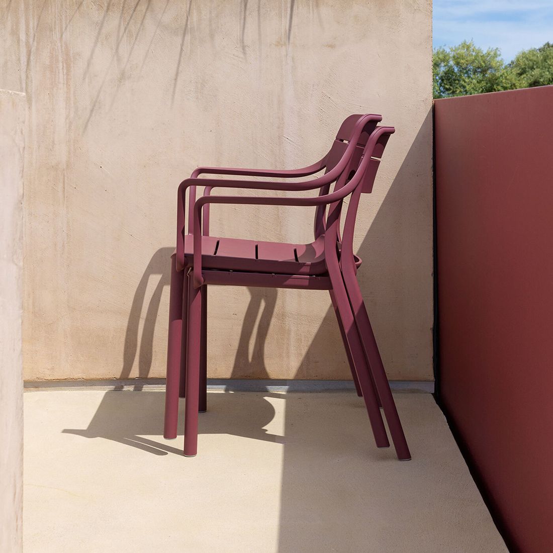 Stabelstol ute Cassia plast 59x57 cm - Nardi montert i hage