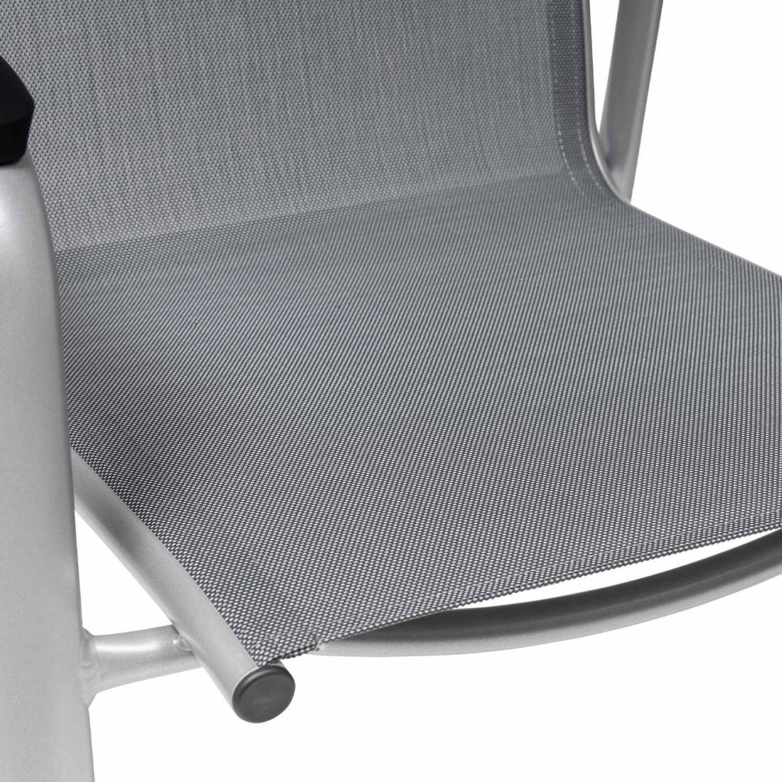 Sideprofil av stabelstol ute Cirrus aluminium/textilen