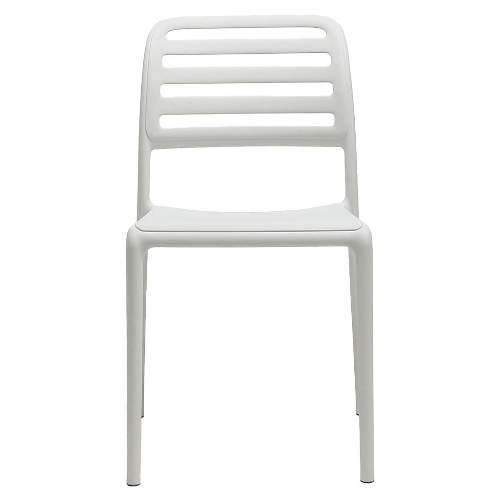 Stabelstol ute Costa Bistrot plast hvit 49x54 cm montert i hage