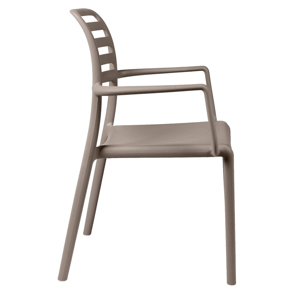 Stabelstol ute Costa plast taupe 59x57 cm montert i uterom