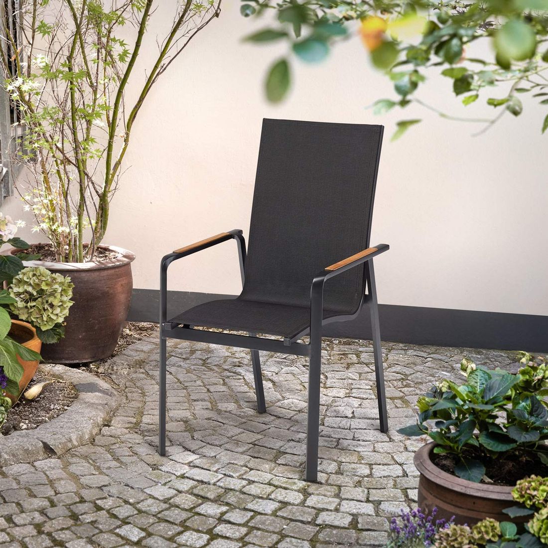 Stabelstol ute Diamond aluminium/textilen antrasitt montert på terrasse