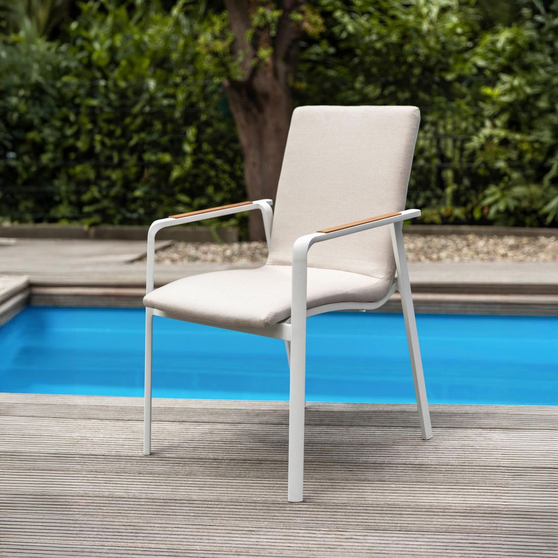 Stabelstol ute Diamond aluminium Sunbrella montert i hage