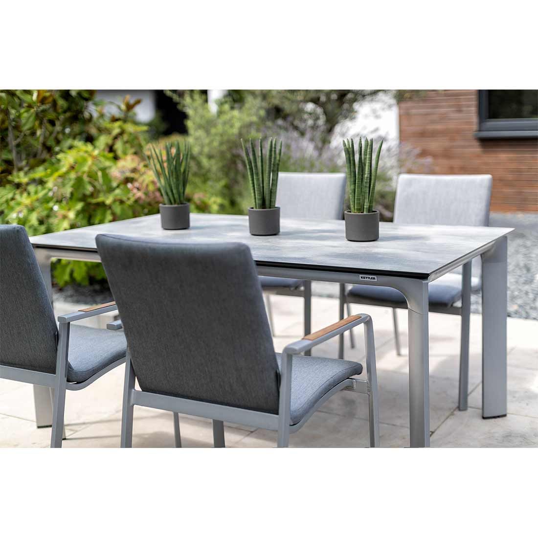 Montert Stabelstol ute Diamond aluminium/Sunbrella 57,5x62 cm på terrasse