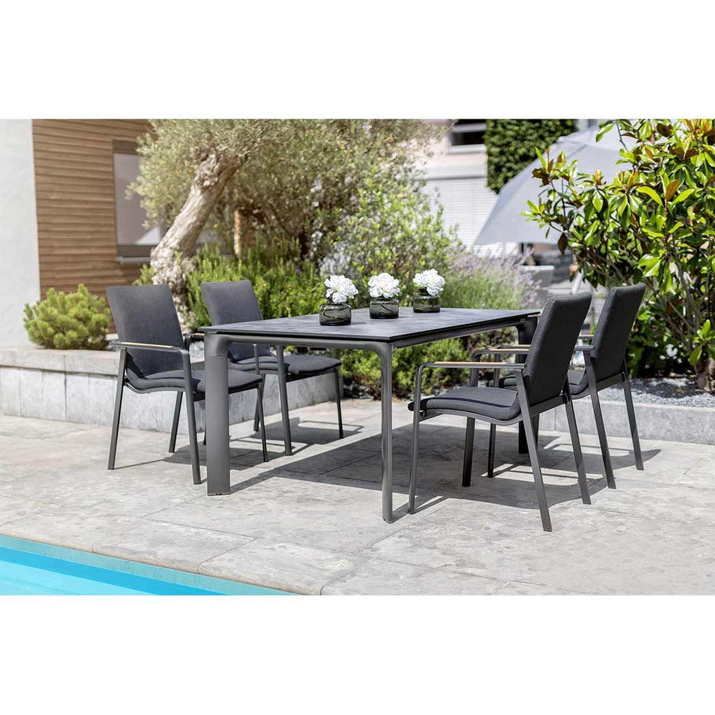 Stabelstol ute Diamond aluminium/Sunbrella antrasitt montert på terrasse