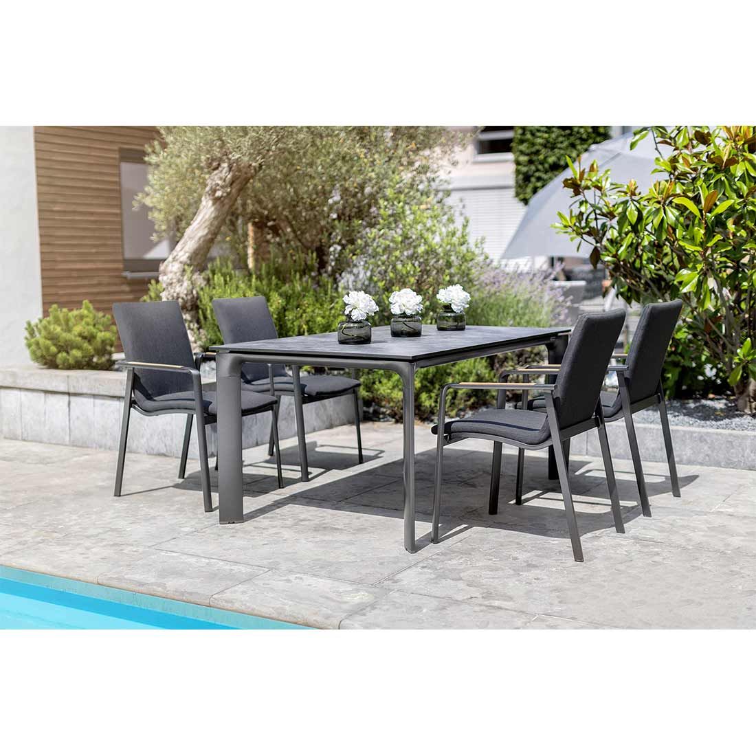 Stabelstol ute Diamond aluminium/Sunbrella antrasitt montert på terrasse