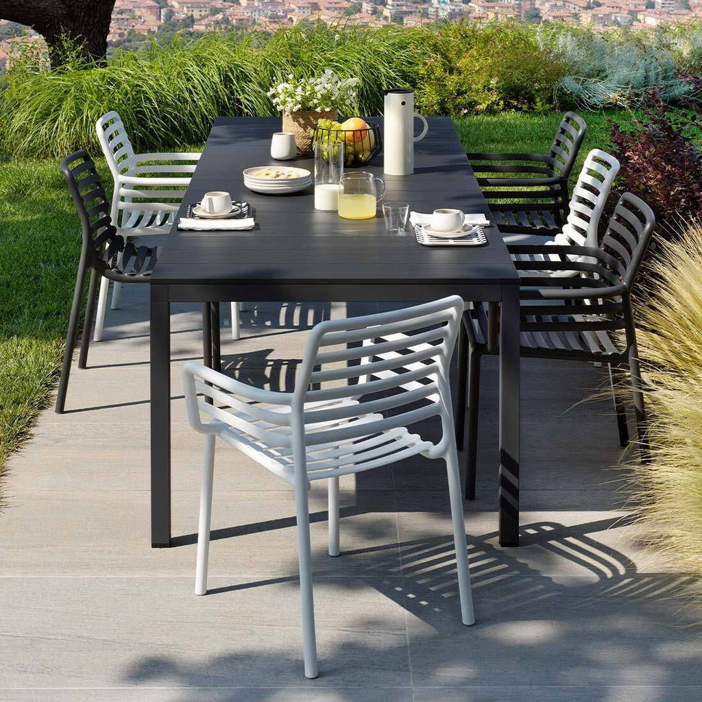 Stabelstol ute Doga Bistrot plast 53x55 cm i bruk utendørs