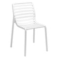 Detalj av stabelstol ute Doga Bistrot plast 53x55 cm