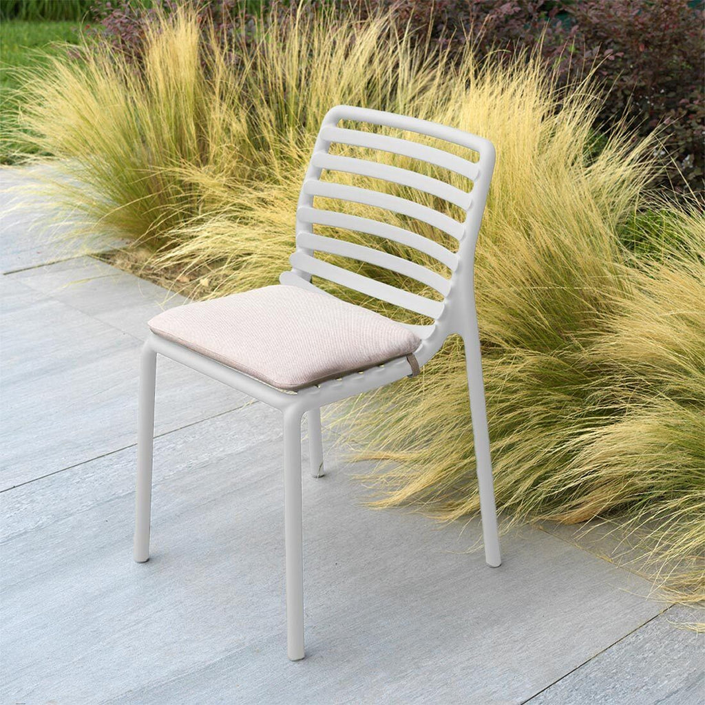 Montert stabelstol ute Doga Bistrot plast 53x55 cm i hage