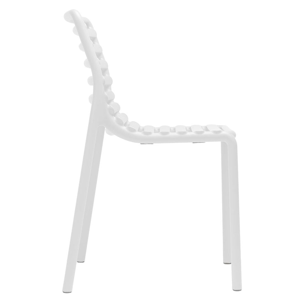 Sideprofil av stabelstol ute Doga Bistrot plast 53x55 cm