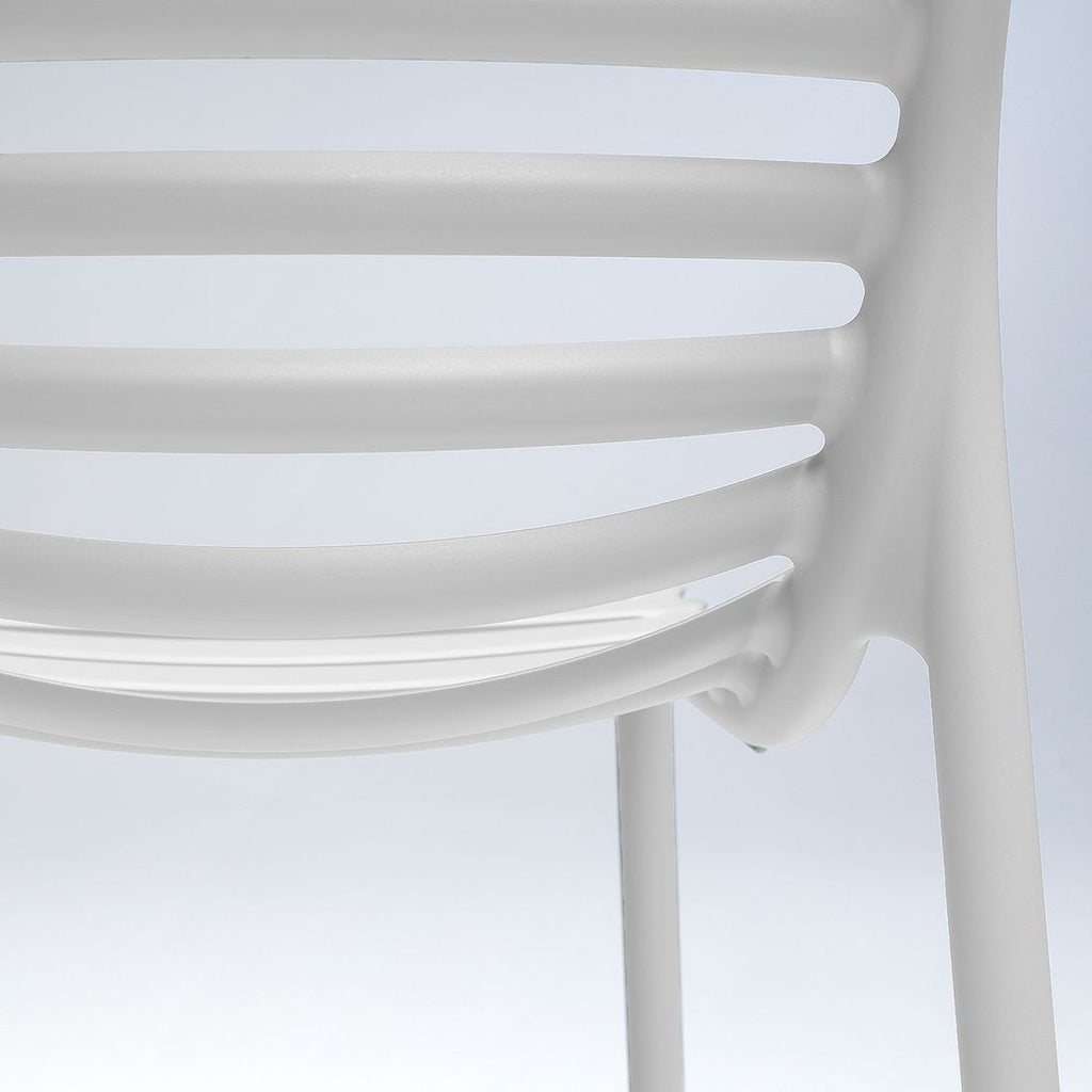 Detalj av ryggstøtte på stabelstol ute Doga Bistrot plast 53x55 cm