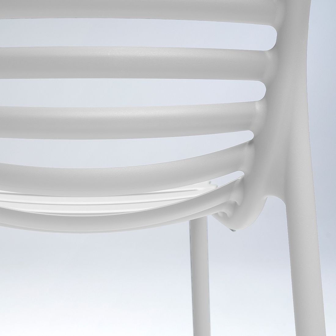 Detalj av ryggstøtte på stabelstol ute Doga Bistrot plast 53x55 cm