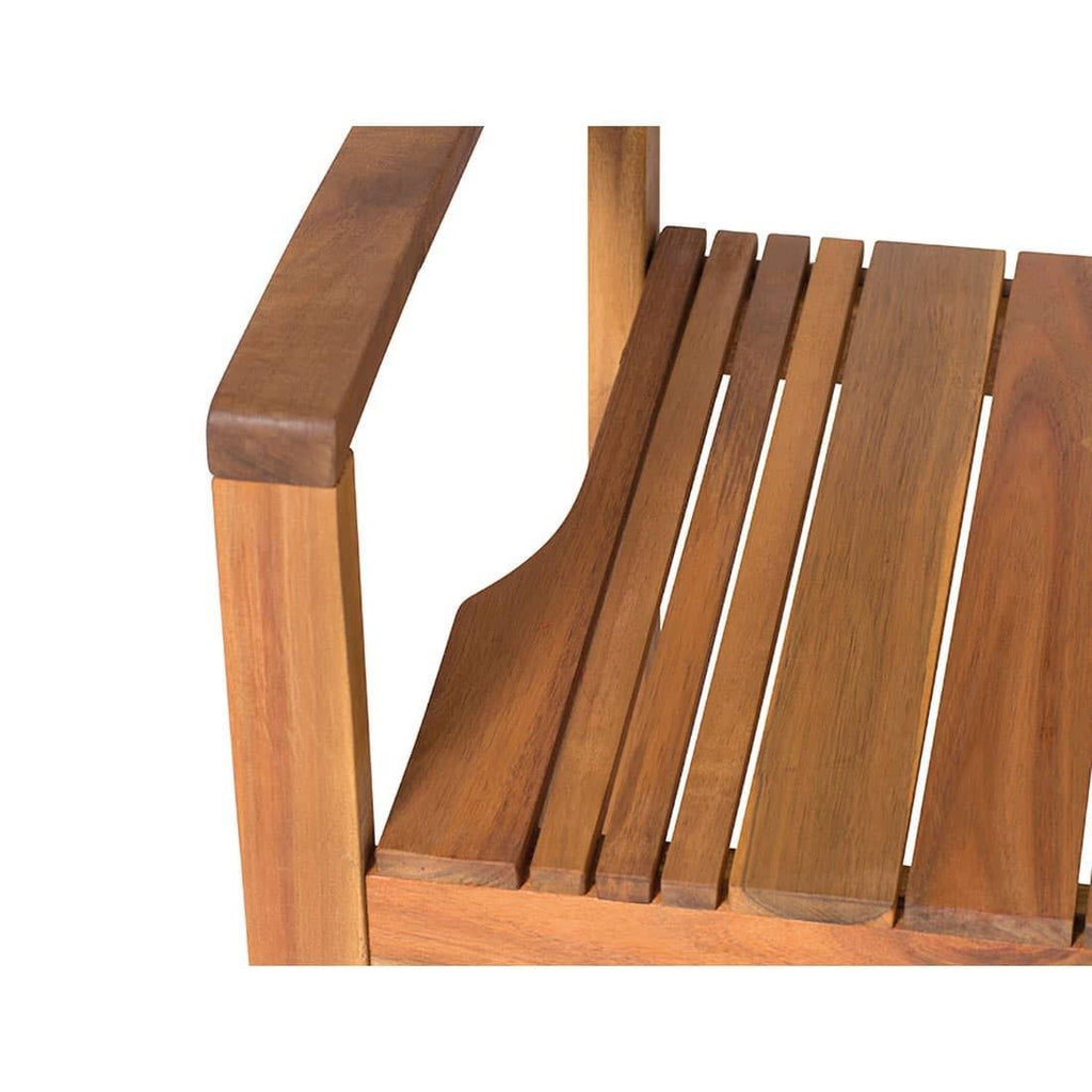 Sideprofil av stabelstol ute Falun akasie 61x58 cm