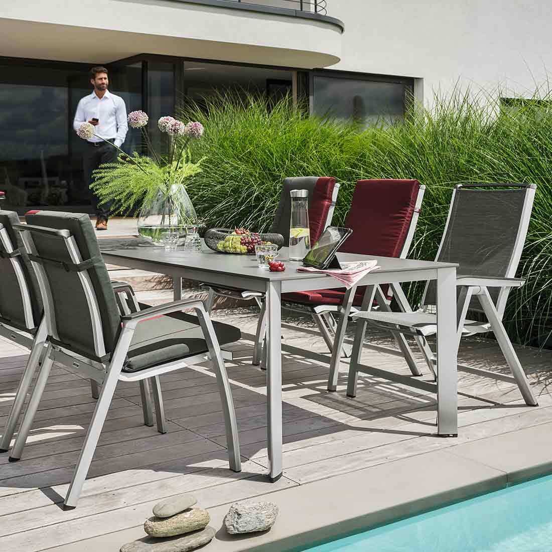 Montert stabelstol ute Forma II aluminium/textilen på terrasse