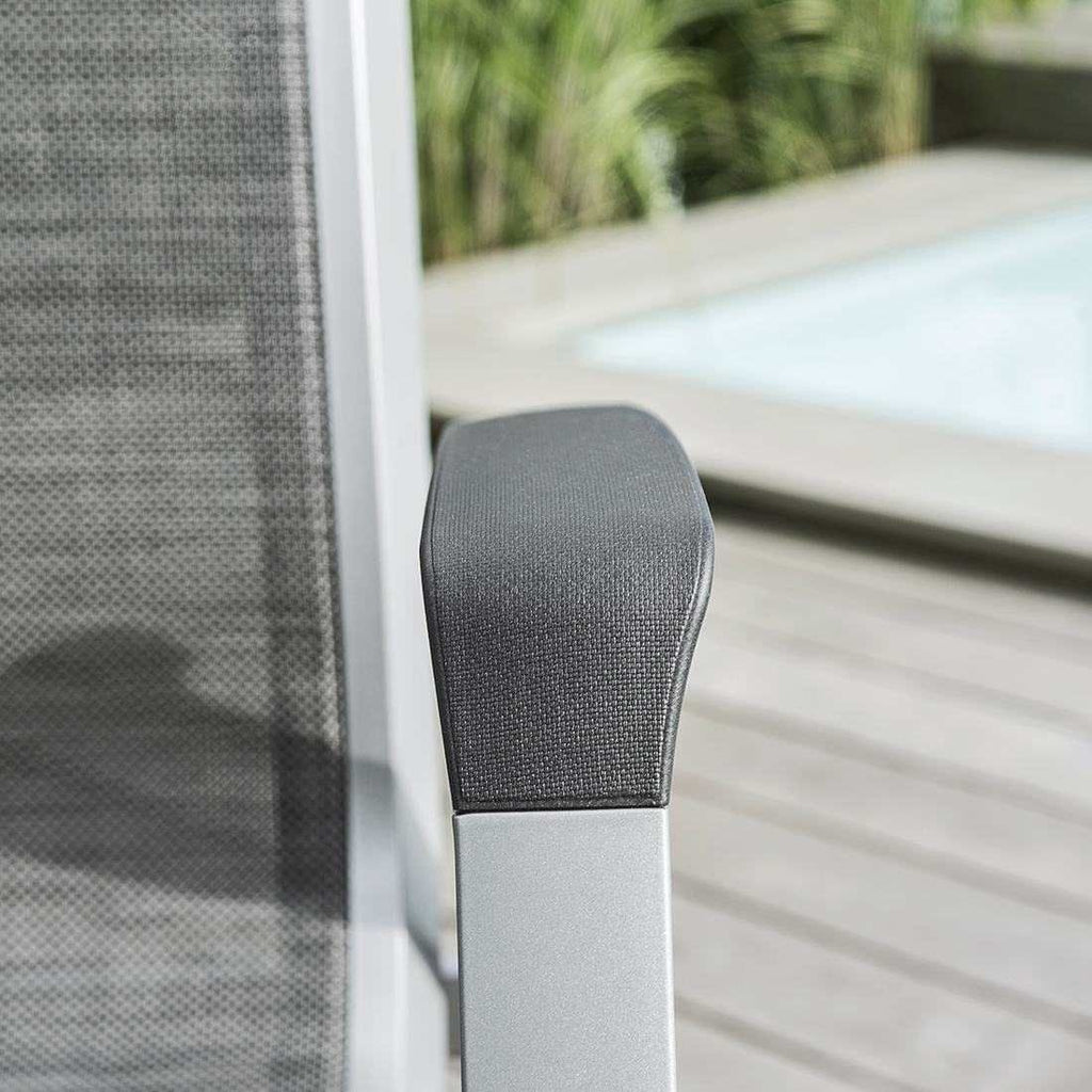 Stabelstol ute Forma II aluminium/textilen i naturlig hage