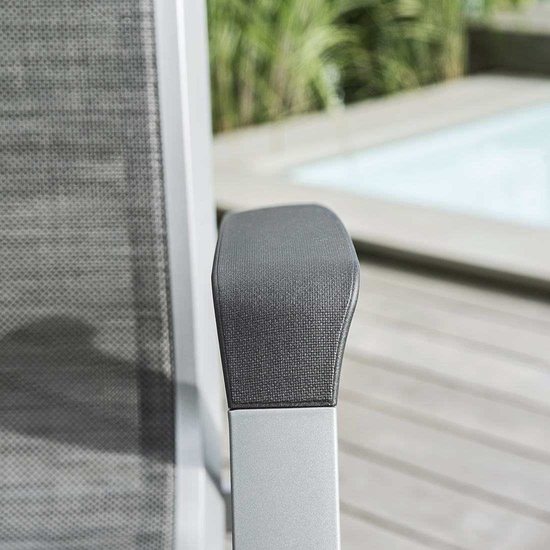 Stabelstol ute Forma II aluminium/textilen i naturlig hage