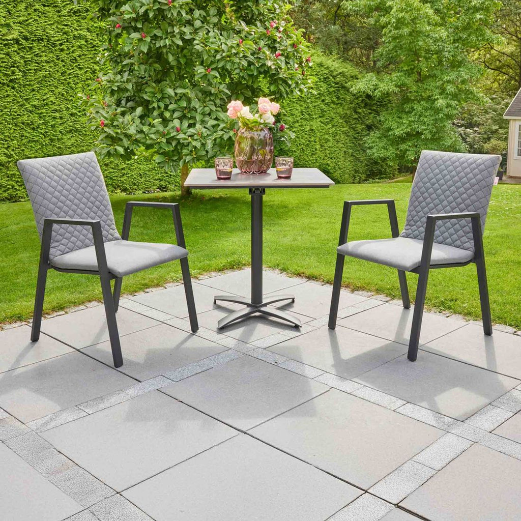Stabelstol ute Galomo aluminium/Sunbrella armstøtte detalj
