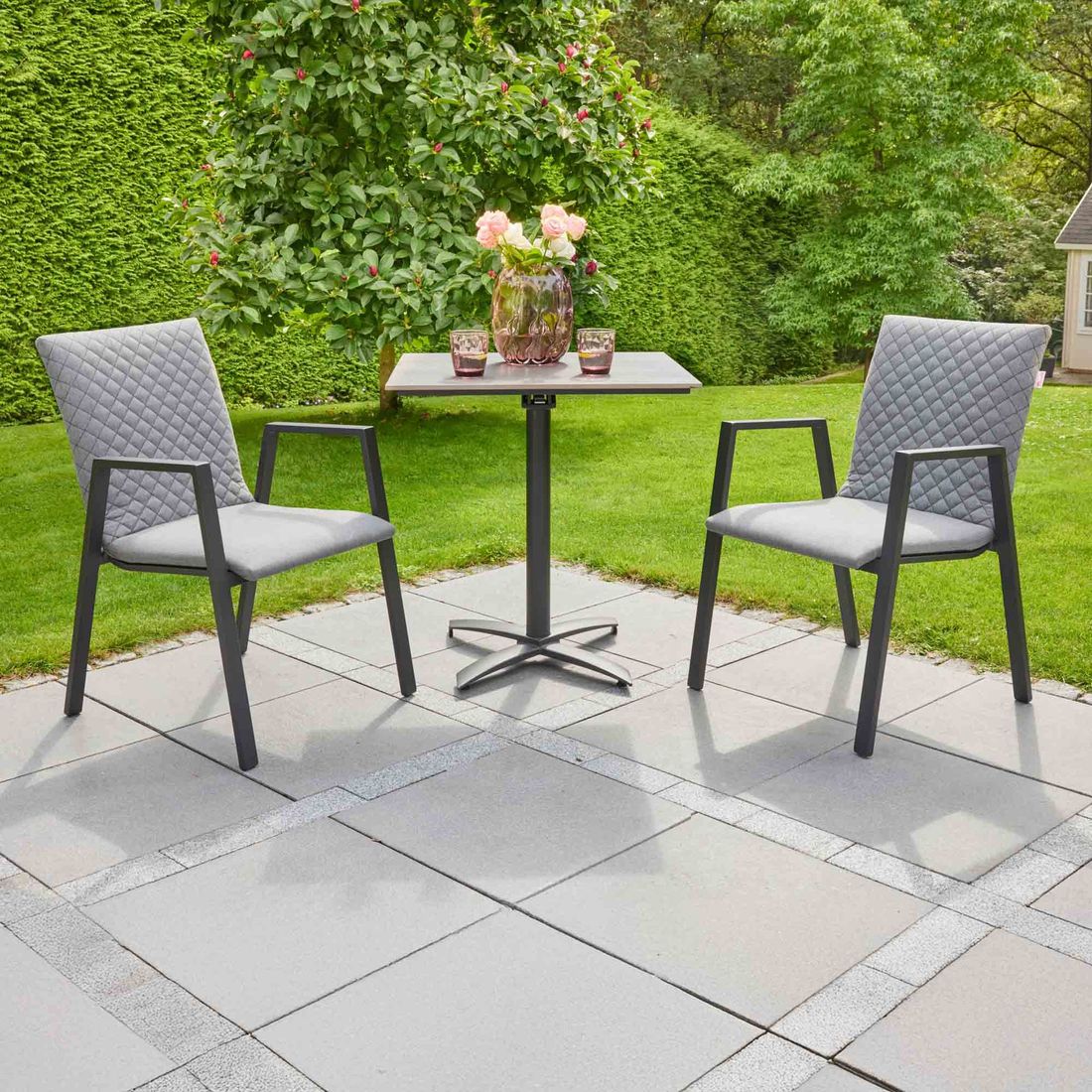 Stabelstol ute Galomo aluminium/Sunbrella armstøtte detalj