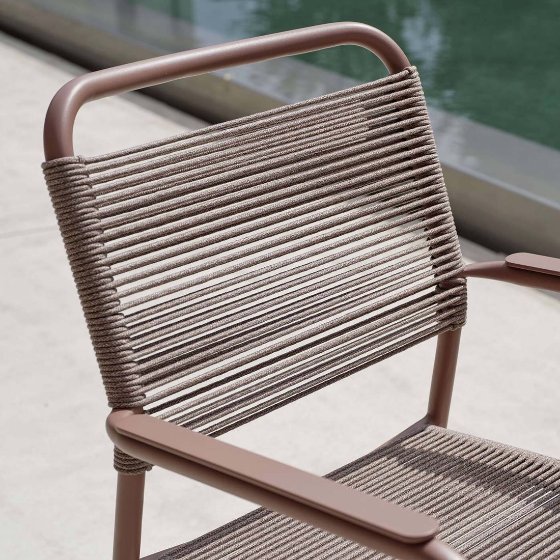 Nærbilde av aluminiumramme på Stabelstol ute Joris aluminium tau 59x61 cm Stern