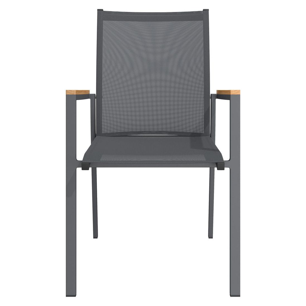 Stabelstol ute Kobe aluminium/textilen med teak-armlener - OUTLIV montert på terrasse