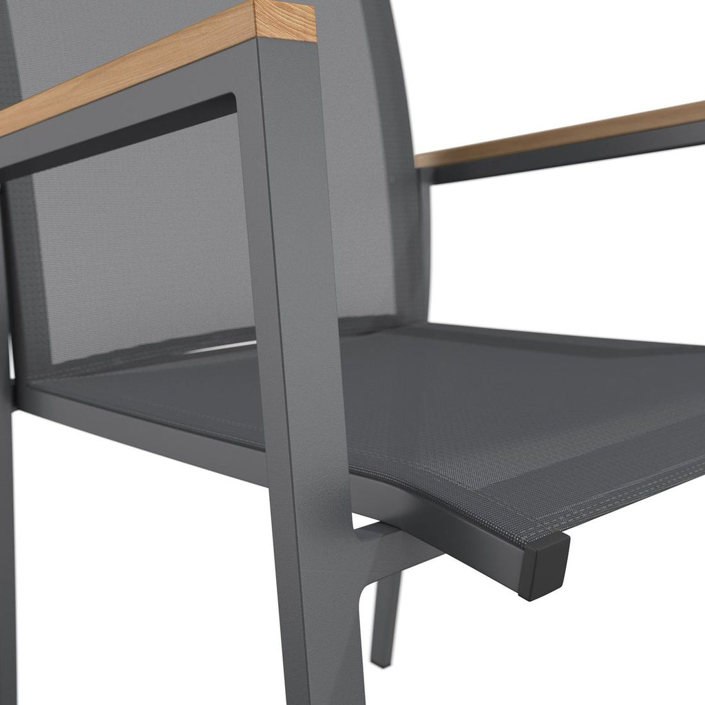 Stabelstol ute Kobe aluminium/textilen med teak-armlener - OUTLIV.